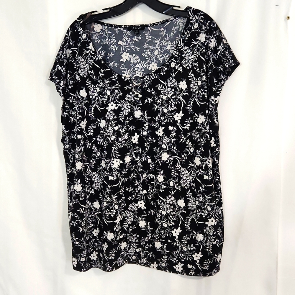 #23 AUW 1X Top Black Floral V Neck Keyhole Short Sleeve Stretch Casual Blouse